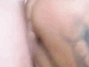 她得到了这份工作-但是也需要负出一部份肉体