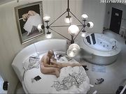 丸子头苗条美丽小少妇开好房等待光头眼镜情夫到来诉斥说喝点猫尿不愿意让碰强行脱掉内裤最后成功啪啪插的很猛