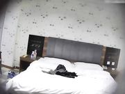 酒店偷拍高挑漂亮的长裙美女连内裤都没穿和情人偷情,从后面正操的激烈时突然接到男友电话骗谁：我到家了