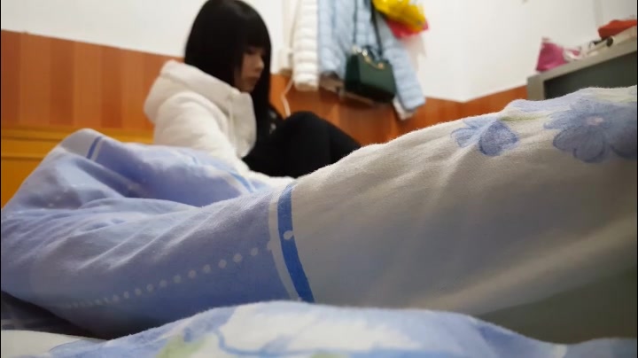 赵哥城中村嫖妓站在出租屋门口等客的90后漂亮嫩妹子高清无水印拍摄