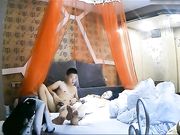 酒店偷拍性感苗条的大学美女洗澡时男友急的到厕所要操她,洗完后偷偷穿上睡衣不让操,扑倒床上扯掉内裤干!