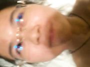 外表清纯的眼镜学妹看到惊人巨屌再也按奈不住内心的淫骚主动求草