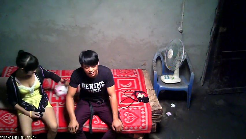 棚户区站街女暗拍洗脚准备开草门被踹开隔壁一对完事的要过来观摩妹子被吓坏了