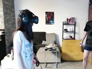 摄像头TP年轻妹子在家不穿内裤和男朋友一起玩虚拟头盔游戏