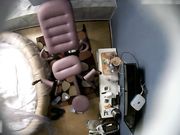 大学美女被男友哄到酒店后就要操她,妹子害羞不同意被男的抱到炮椅上硬干