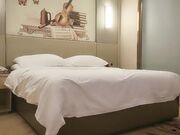 约牛仔短裤外围对着镜头掰穴揉搓骑坐自己动