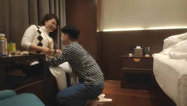 约知性美人妻屁股大得很调笑舌吻啪啪共享鱼水之欢