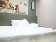 大奶骚女舔屌抬起双腿上位骑乘后入肥臀