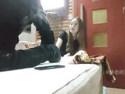 足浴城撩采耳技师骚货表情太勾人了摸奶抠穴