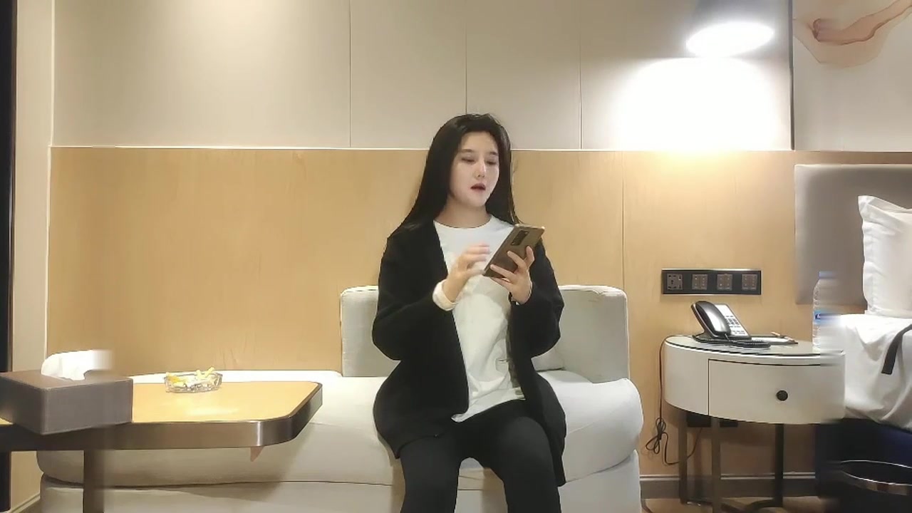 甜美脸蛋高挑身材干一半突然来人把她俩吓一跳