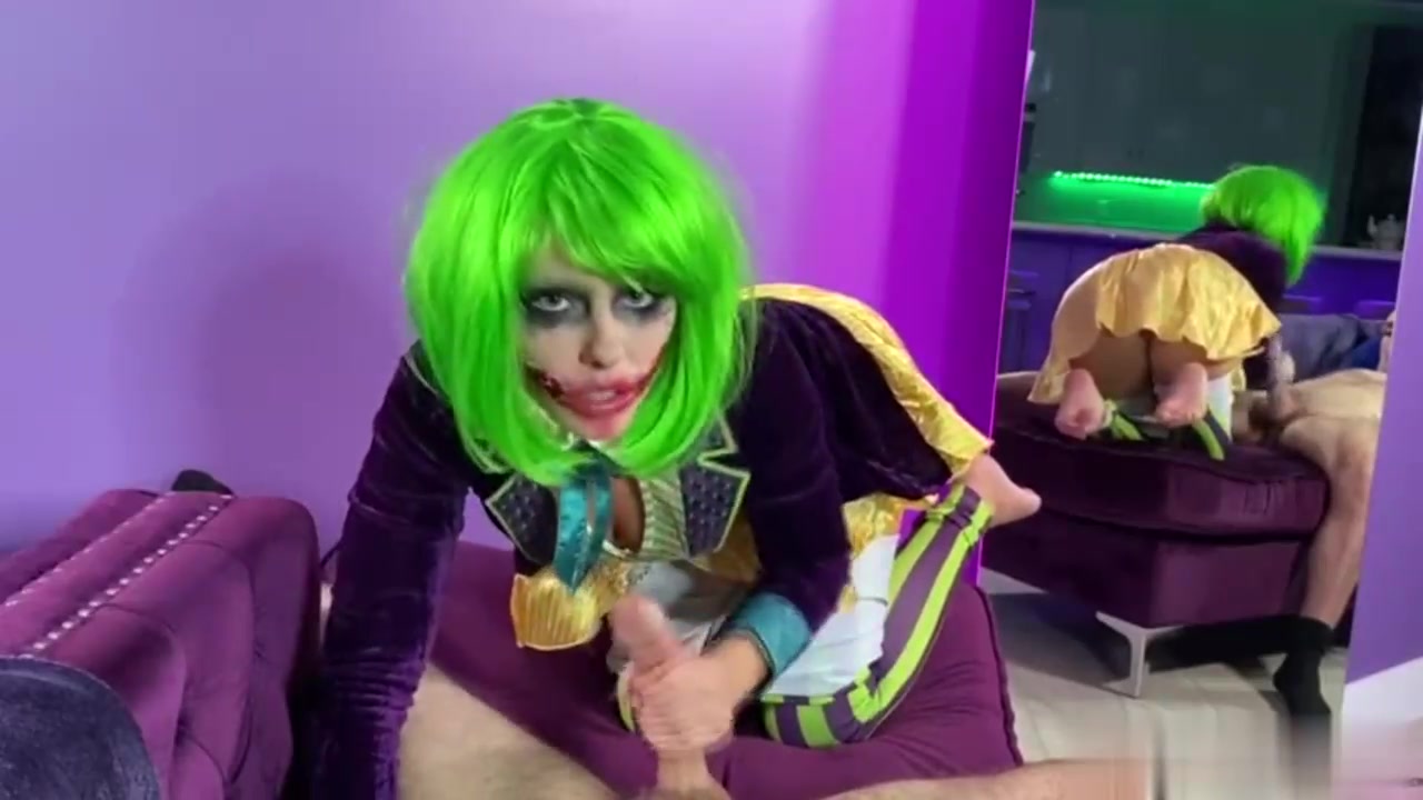 阿德里亚娜·切奇克扮演小丑喷射肛门