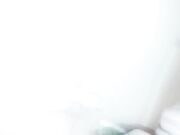 网聊没多久的良家少妇抬起大腿怼着镜头猛顶