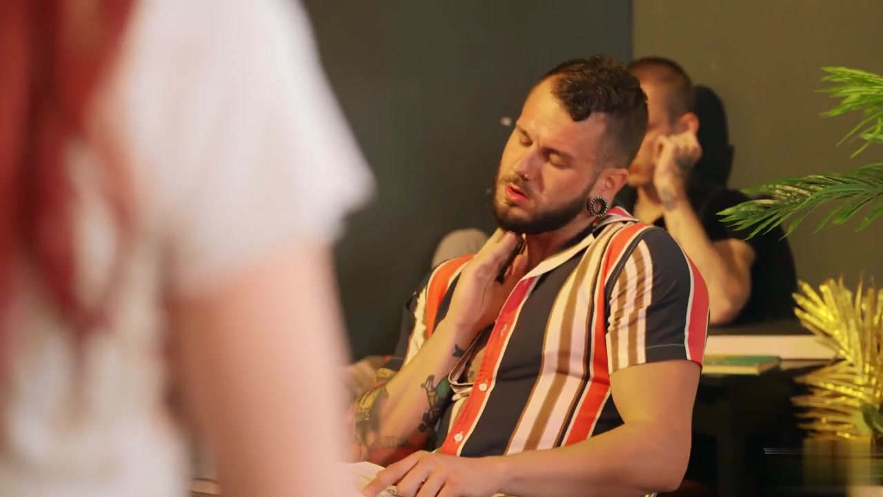 红发妩媚汉堡店服务员人妖拿出鸡巴勾引帅哥高潮口爆