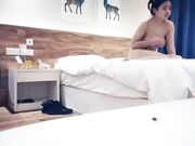 黄先生探花约大奶妹子口交舔弄床上骑坐自己动02