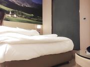 美腿少妇一副贵妇的样黄色齐逼短裙太亮眼了