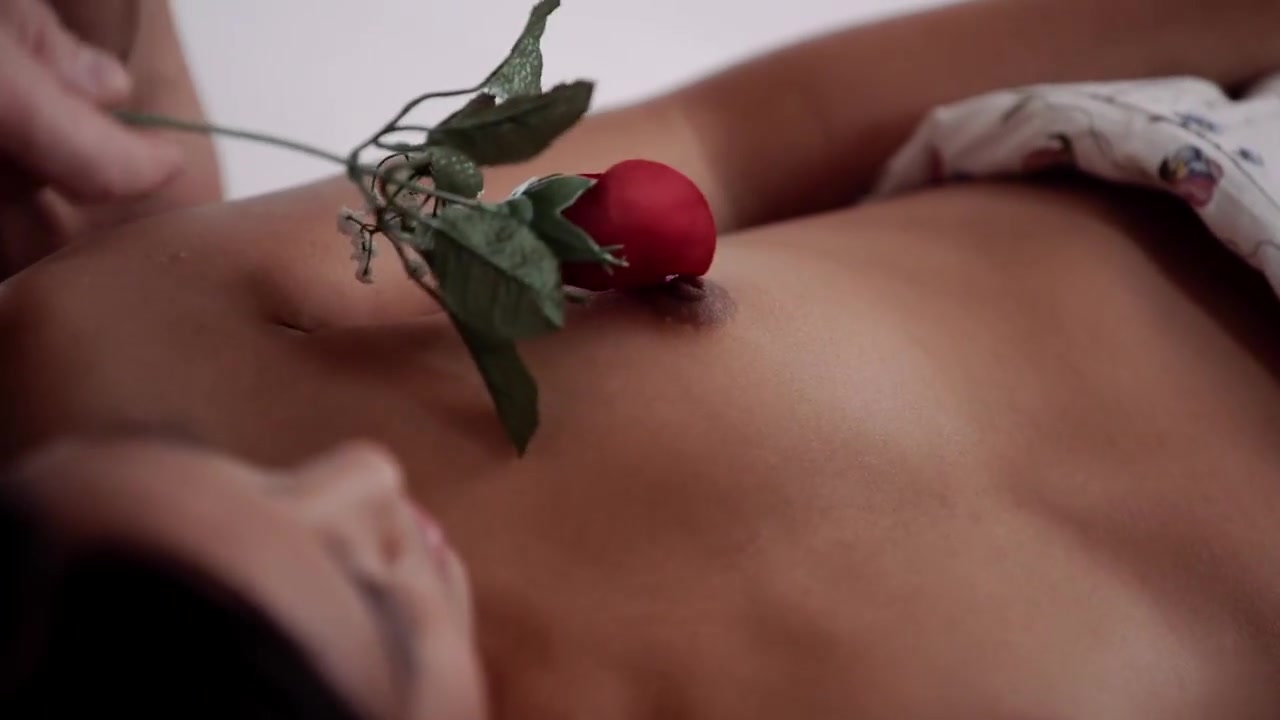 裸胸白天睡觉女孩帅哥忍不住肉棒插进插出温柔呻吟