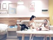 苗条性感的漂亮小美女酒店床上被黄先生各种后入02