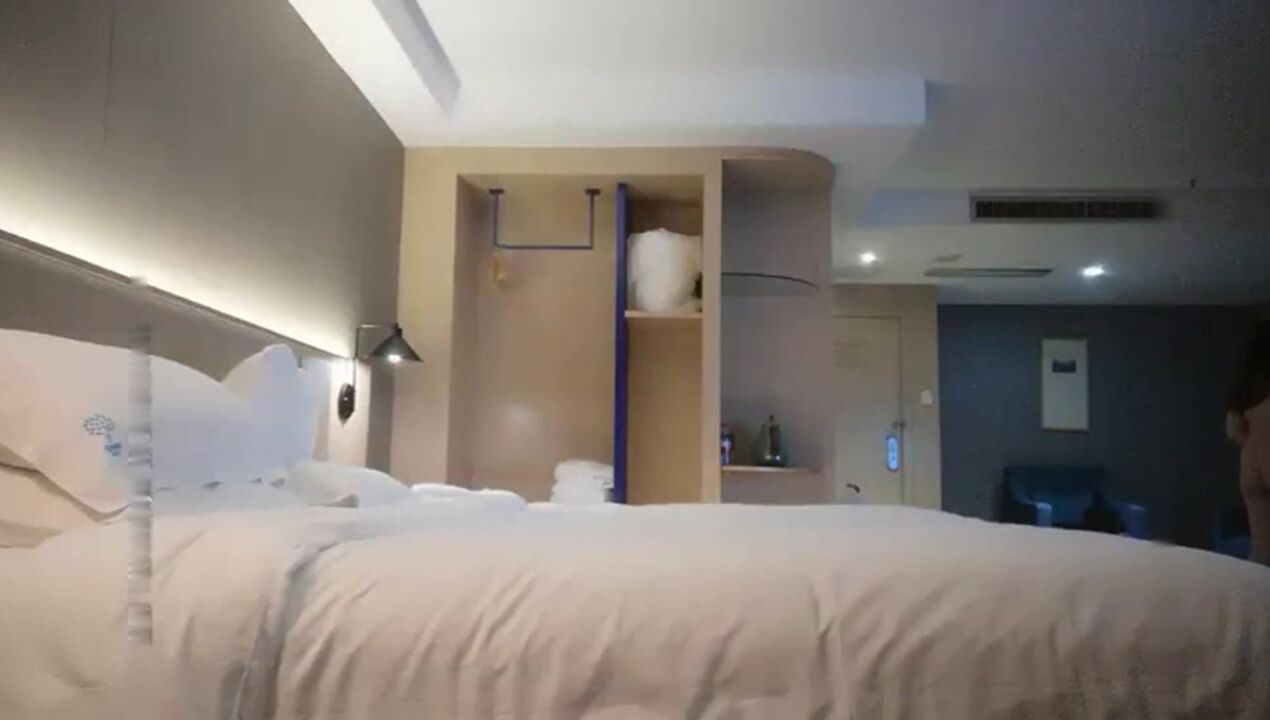 排骨哥高价约172商务嫩模啪啪皮肤骑屁股上操