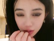 00后模特跪在地上深喉道具爆菊无毛骚逼