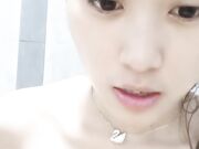 双胞胎姐妹花浴室诱惑贫乳小奶子翘起美臀拍打