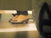 牛人潜入商场女厕侧拍近距离几个年轻美眉的逼逼嘘嘘