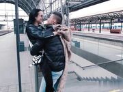 情侣火车站裤子脱了抠逼回家在操不行啊