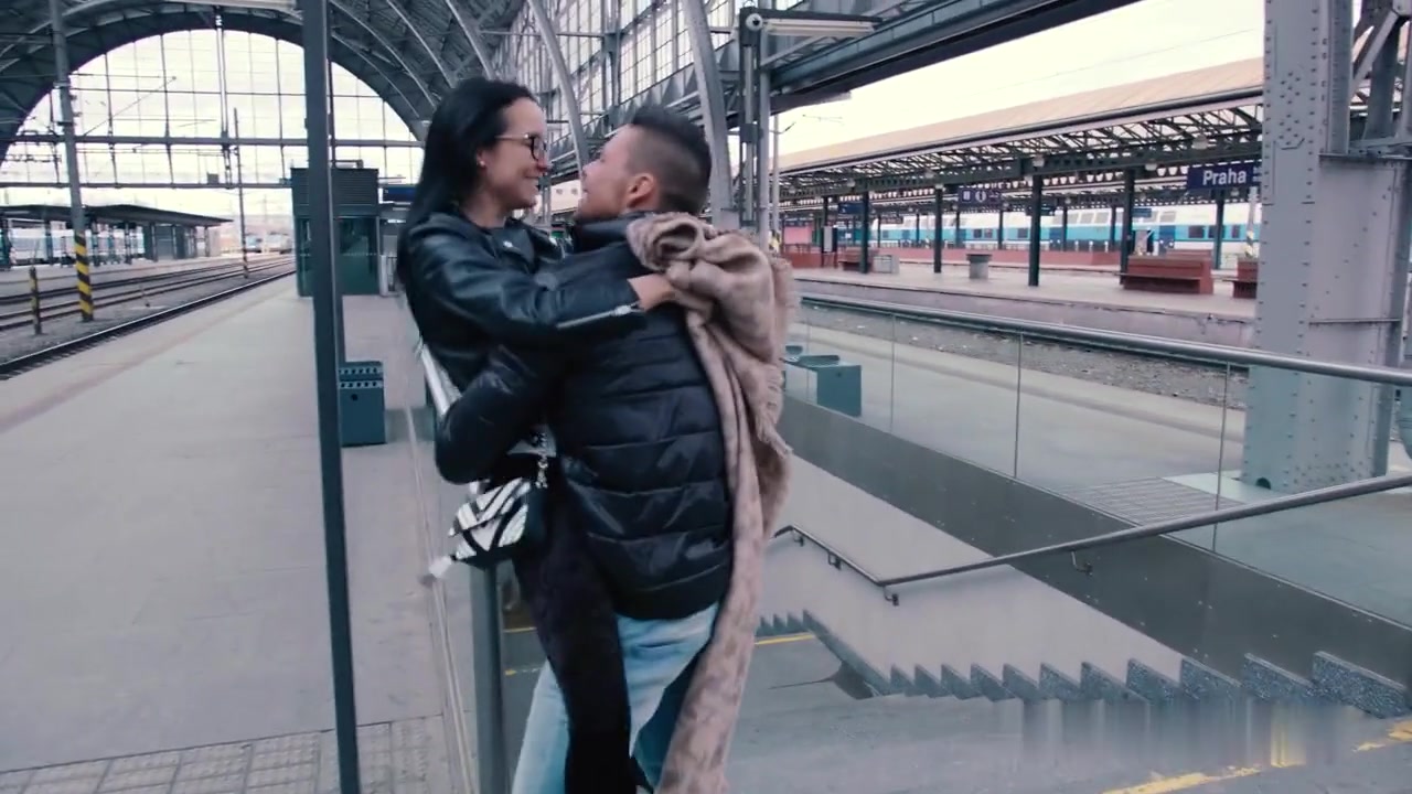 情侣火车站裤子脱了抠逼回家在操不行啊