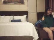 约操骚熟女伸进猛扣骚逼张开双腿猛怼