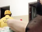 风骚少妇勾引美团外卖小哥给她舔逼