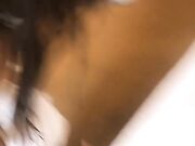 国人小哥找来2个越南妹子宾馆玩直播口交抽插