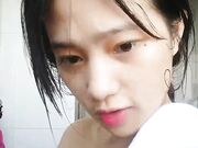 清纯甜主播妹纸垫姨妈巾很会挑逗男人