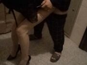 骚货娘们夜晚寂勾搭邻居到顶楼打炮姿势淫荡