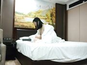 酒店操外围骚女穿上黑丝自摸骚穴跪着吸吮大屌