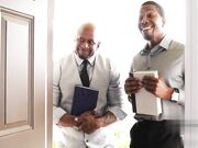 克里斯西·林恩在她的喉咙里塞进一只巨大的公鸡