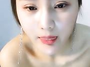 最近聊天平台很火的范大小姐大尺度诱惑把自己整得跟范冰冰似的估计花了不少钱