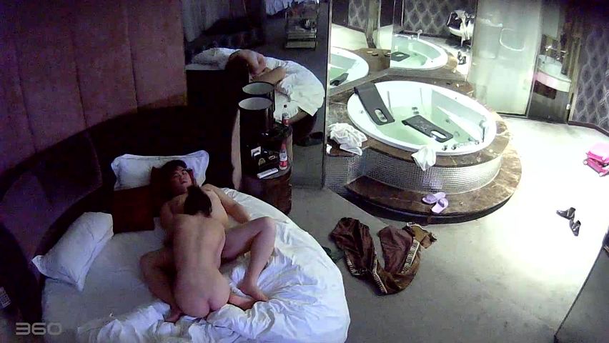 猥琐眼镜胖哥宾馆约炮苗条丸子头小美女阴毛稀疏口活很赞好菜让猪拱