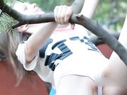 刚成年的超可爱白嫩小萝莉坐在树上展示她的粉嫩骚穴妹子BB超嫩逼毛都还没长齐