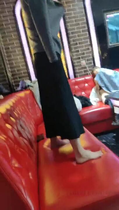 两个嫩妹子ktv激情啪啪大秀沙发上口交