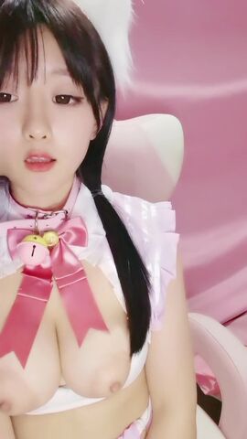 清纯长相 爆乳D罩杯 一线天粉穴 情趣装露出奶子 超近视角摸小穴 搞得好湿说骚话