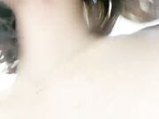 英气美女扭动小腰性感屁股怼着镜头