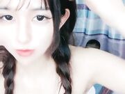 眼睛萌妹子趴下给男友口被男友后入操逼