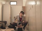 加班时工作失误 失意女上司坐脸压你1