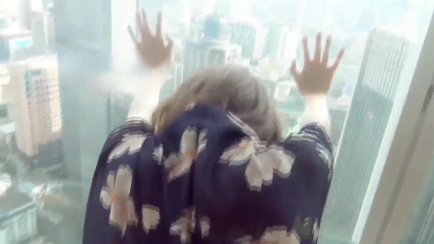 清纯师范大学美女酒店援交土豪床上被内射2次后换上黑丝开档袜趴在天窗上又被狂操一次,小逼真诱人,国语!