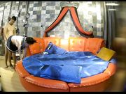 特色酒店偷拍好像是水嫩漂亮的大学美女被刚在社会上认识的男友带到酒店被迫穿上性感情趣服后狠狠爆插!