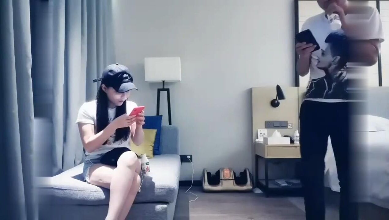 鸭舌帽妹子近距离蹲着口交69互舔扣逼猛操