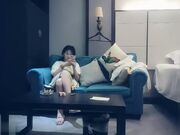 赵总寻花一线天肥逼可爱妹子沙发上掰穴抽插