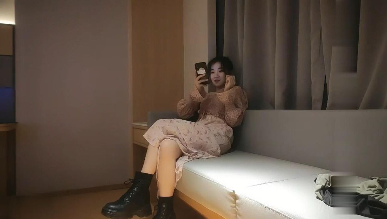 3000网约00后软萌小仙女沙发掰穴舌吻啪啪