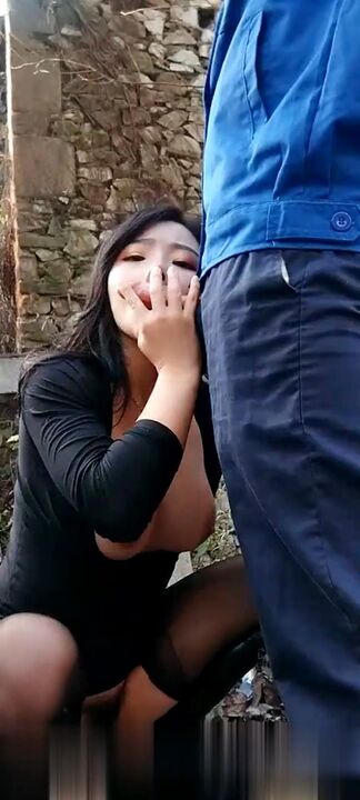 户外性爱御姐舔弄鸡巴被站立打桩不停喷水