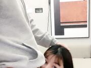 一线天肥穴淫荡骚女扒下炮友裤子吃屌插入喷尿