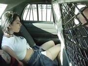 玩刺激警察半路抓俩个小太妹车开到野外骚扰脱光衣服鸡巴嘴里插在操到爆